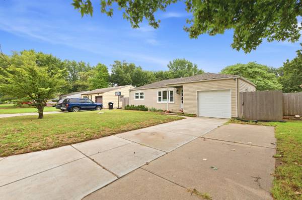 347 W 4th St, Haysville, KS 67060-1607