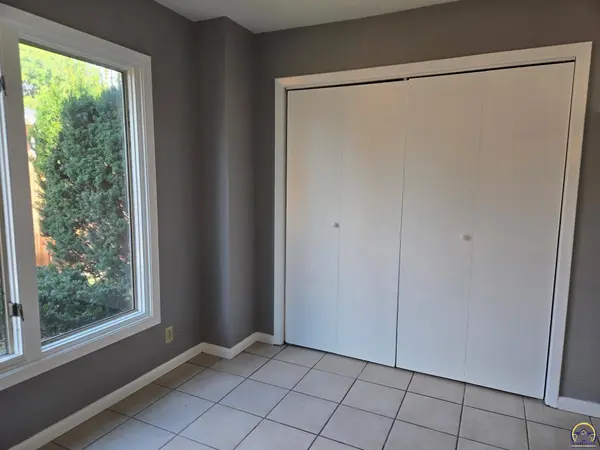2663 SW Arrowhead RD, Topeka, KS 66614