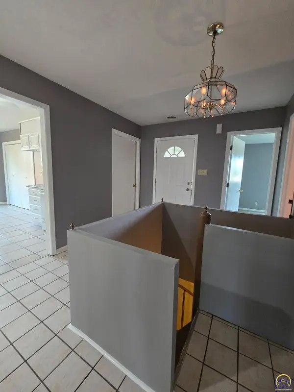 2663 SW Arrowhead RD, Topeka, KS 66614