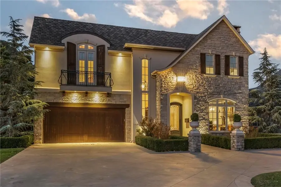 1703 Windsor PL, Nichols Hills, OK 73116