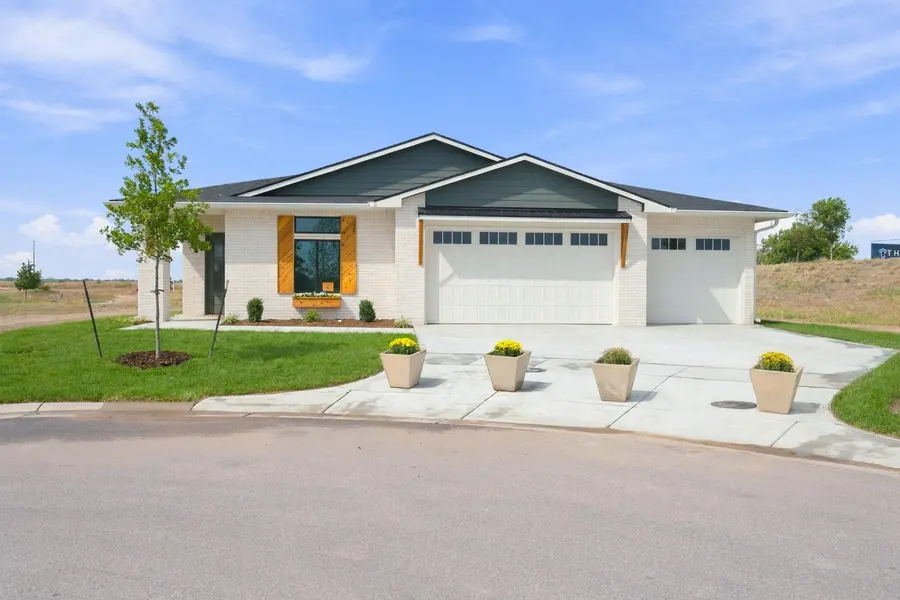 8342 Waterway Ct, Maize, KS 67101
