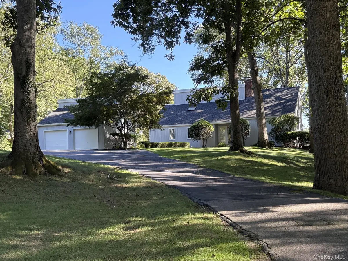 1 Pine PT, Lloyd Harbor, NY 11743