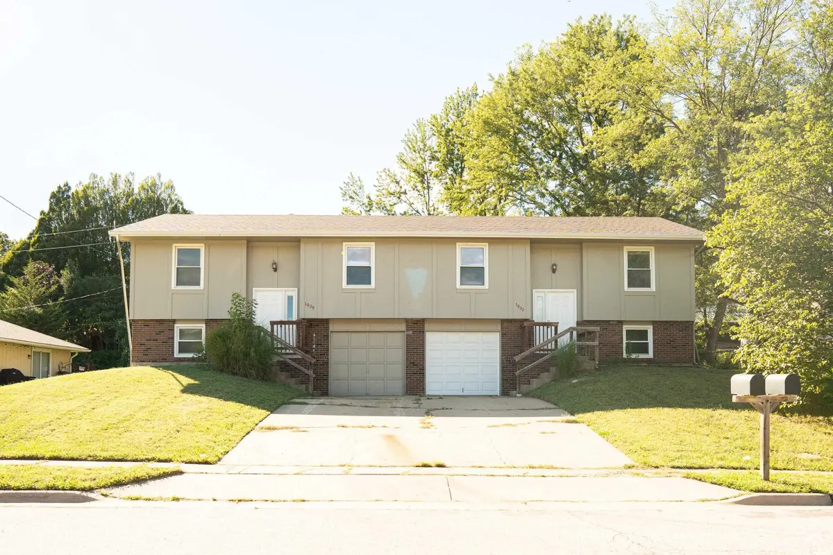 1933-35 Heatherwood DR, Lawrence, KS 66047