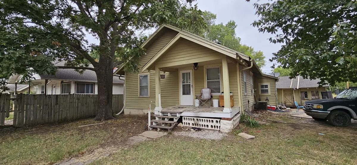 820 E 3rd Ave, Winfield, KS 67156
