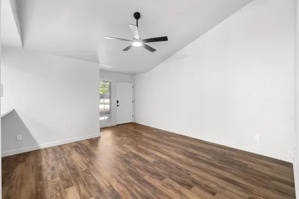 7600 E Woodstone CV #B, Austin, TX 78749