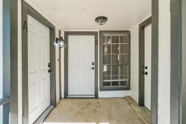 7600 E Woodstone CV #B, Austin, TX 78749