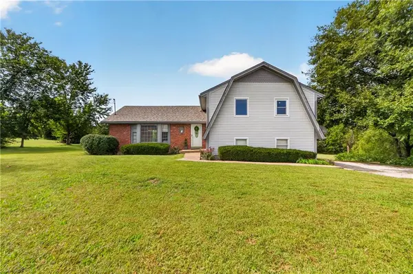 16600 Switzer RD, Overland Park, KS 66062