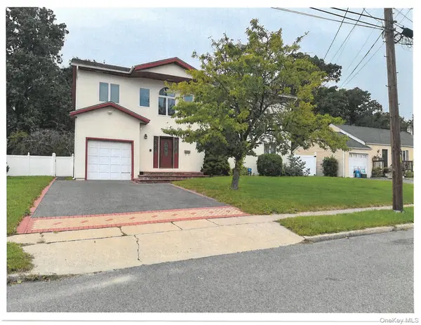 12 Chapel PL, North Babylon, NY 11703