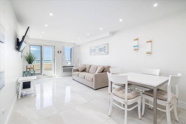 450 W Broadway #3F, Long Beach, NY 11561