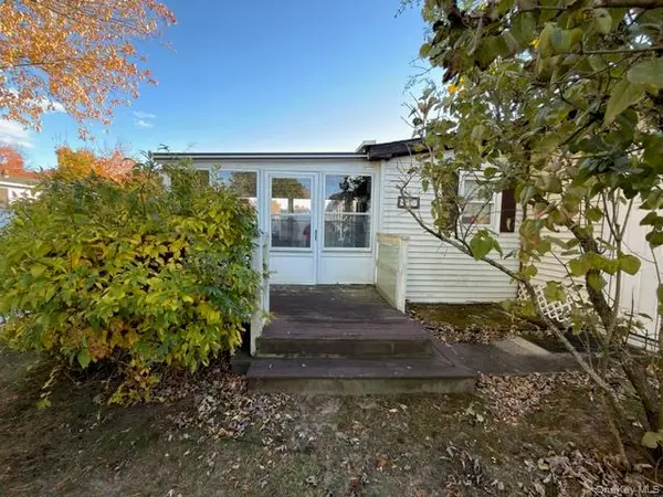 33a Limetree DR, Manorville, NY 11949