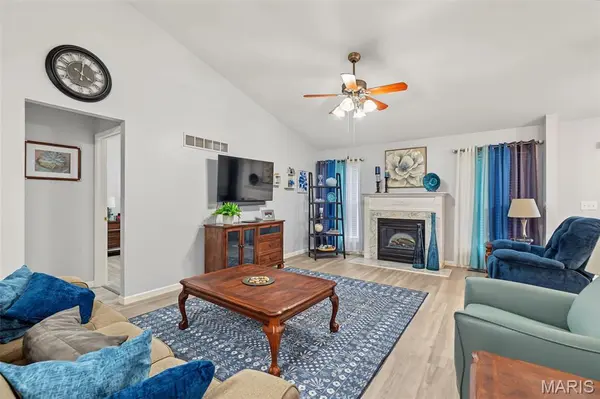 8 Soenker CIR, St Peters, MO 63376