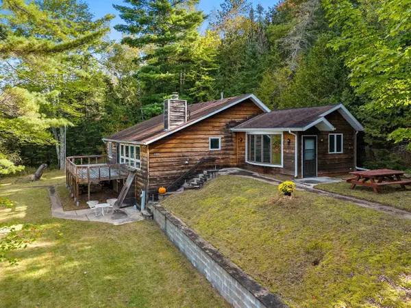 15618 UPPER ISLAND LAKE LN, Mountain, WI 54149