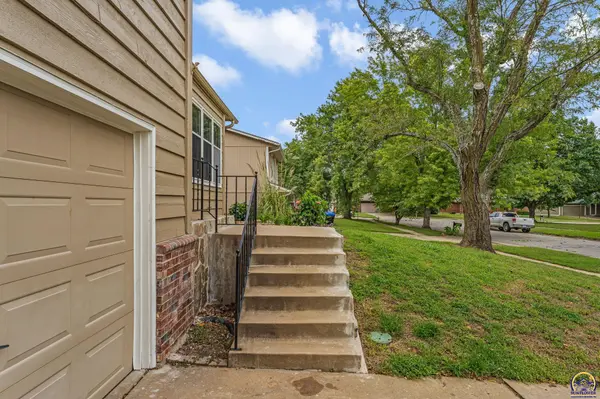 3537 SW Woodvalley PL, Topeka, KS 66614