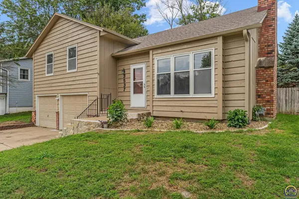 3537 SW Woodvalley PL, Topeka, KS 66614