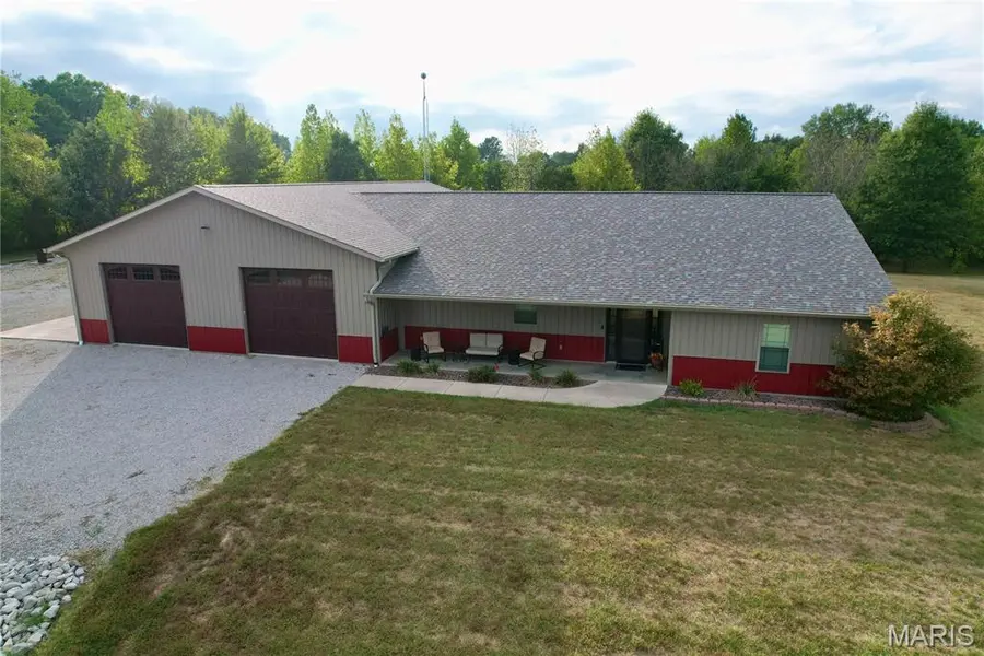 23757 N Carpenter LN, Centralia, IL 62801