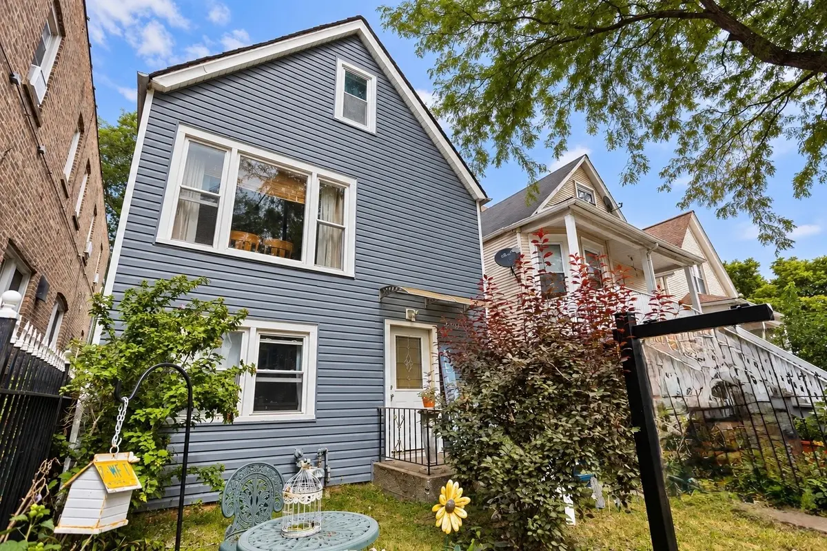 3906 W Montrose AVE, Chicago, IL 60618