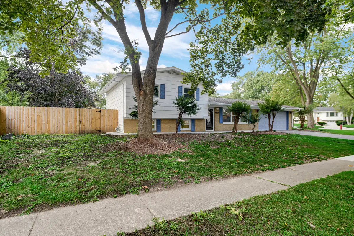7180 Edgebrook LN, Hanover Park, IL 60133