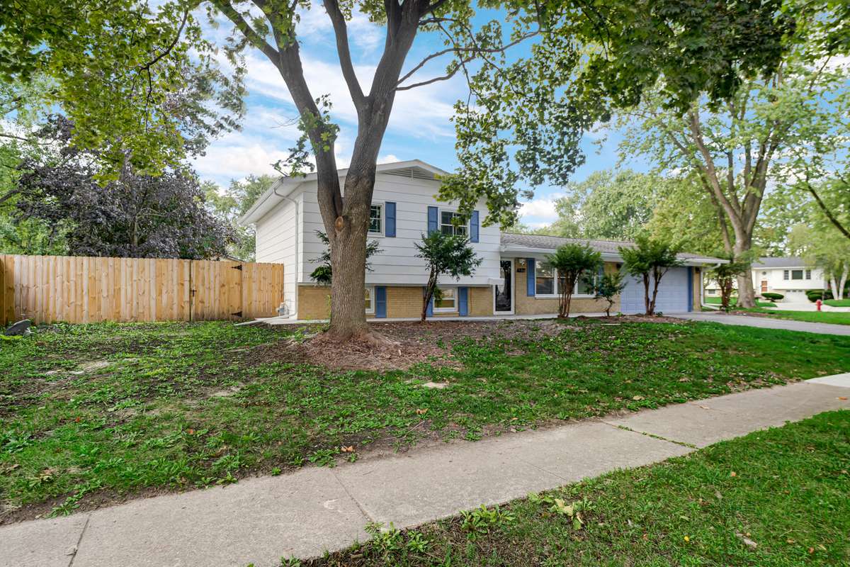 7180 Edgebrook LN, Hanover Park, IL 60133