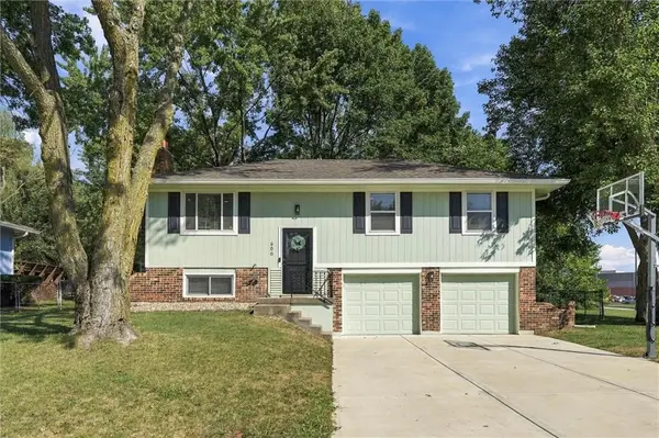 600 SW 35th TER, Lee's Summit, MO 64082
