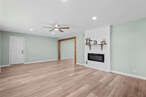 29 W 3 rd ST, Adrian, MO 64730