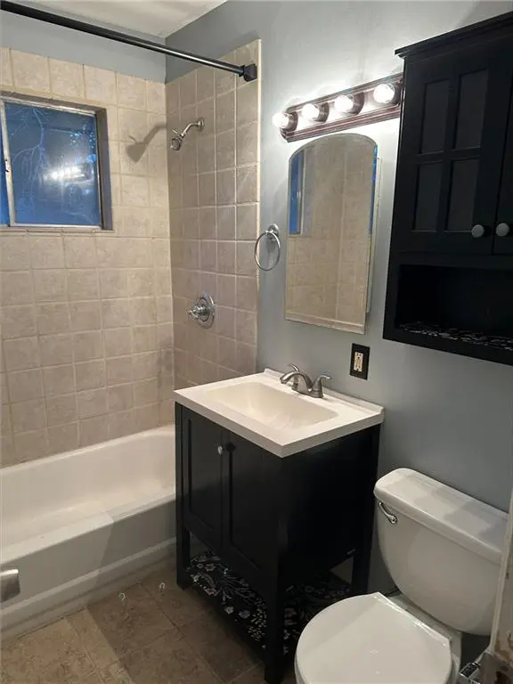 10401 E 69th ST, Raytown, MO 64133
