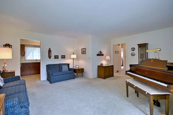 1308 Margret ST, Des Plaines, IL 60018