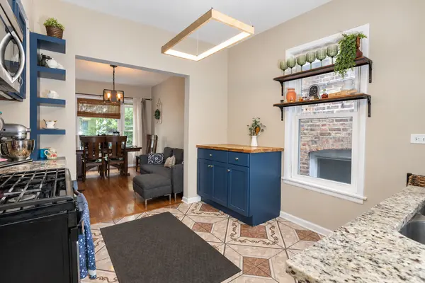 3906 W Montrose AVE, Chicago, IL 60618