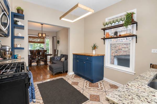 3906 W Montrose AVE, Chicago, IL 60618