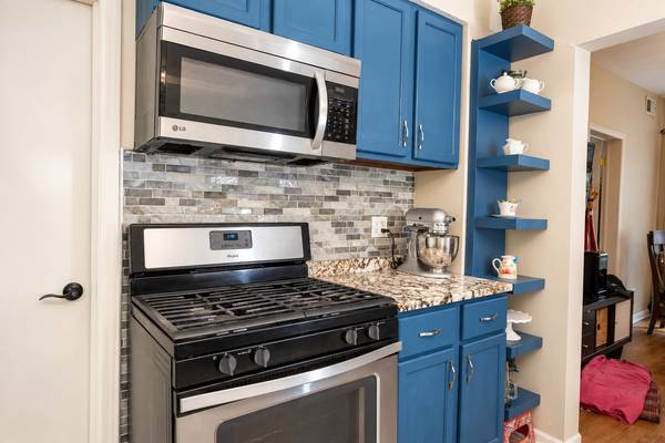 3906 W Montrose AVE, Chicago, IL 60618