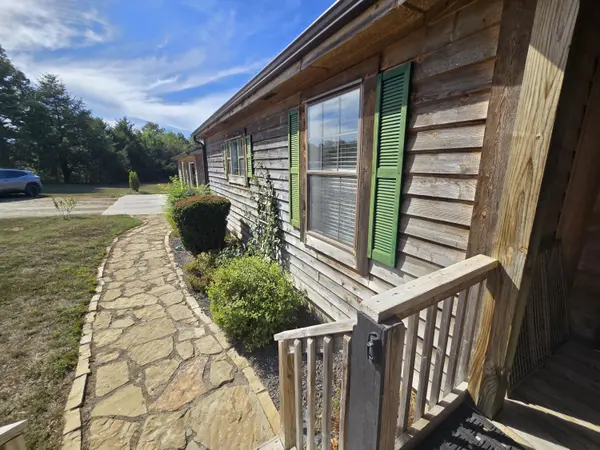 2283 E 360th RD, Louisburg, MO 65685