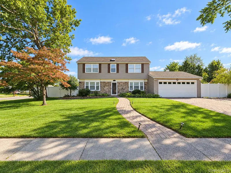 2 Teton PL, Lake Grove, NY 11755