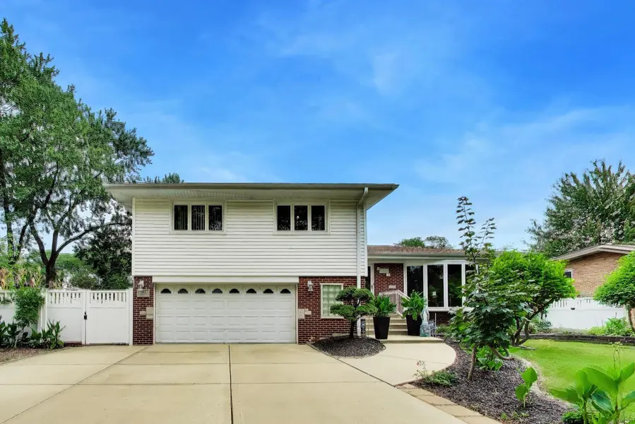 911 S Elmhurst RD, Mount Prospect, IL 60056