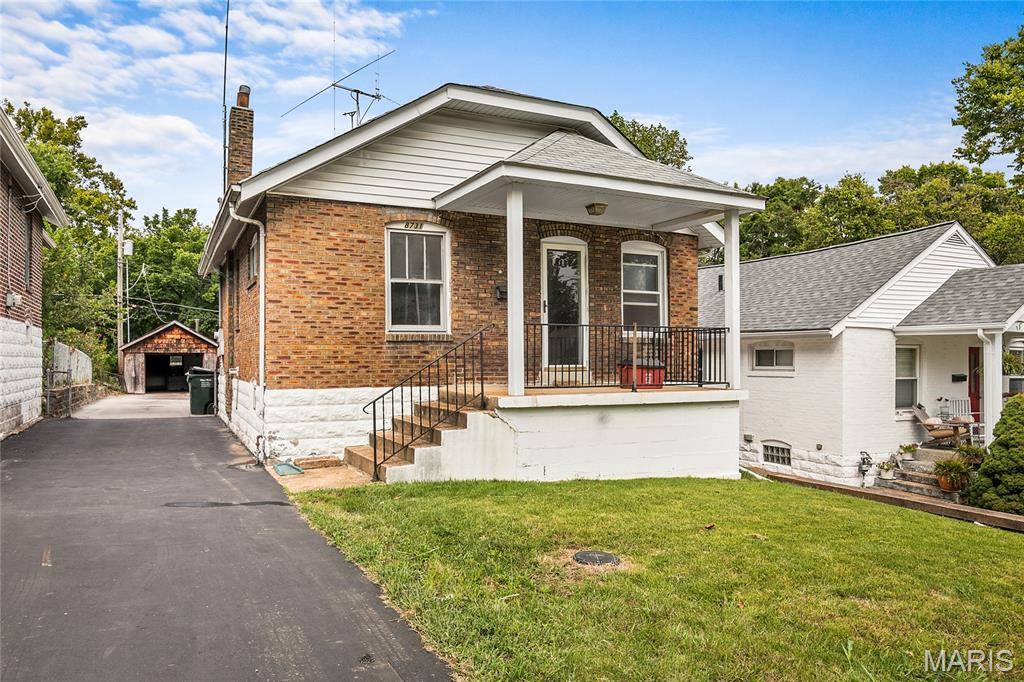 8731 Brentwood PL, Brentwood, MO 63144