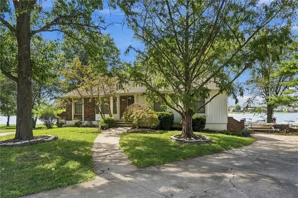 4397 SW Breezy Point LN, Lee's Summit, MO 64082