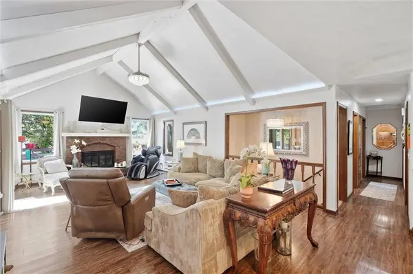 4397 SW Breezy Point LN, Lee's Summit, MO 64082