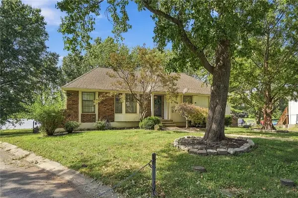 4397 SW Breezy Point LN, Lee's Summit, MO 64082