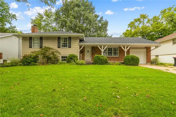 212 SW Craigmont DR, Lee's Summit, MO 66081