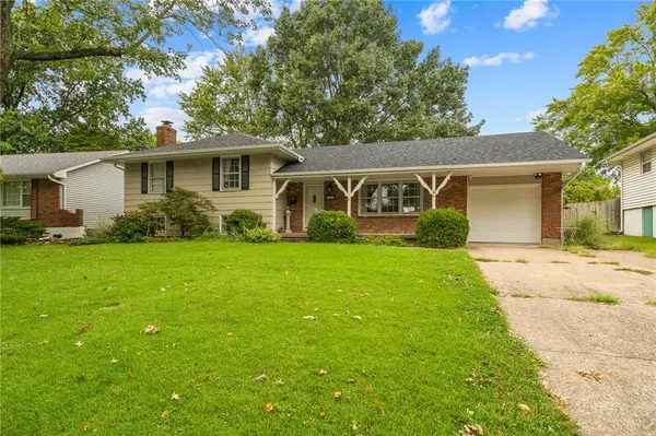 212 SW Craigmont DR, Lee's Summit, MO 66081