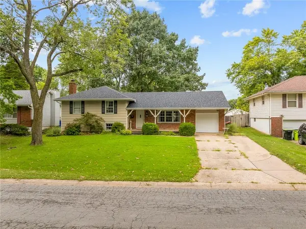 212 SW Craigmont DR, Lee's Summit, MO 66081