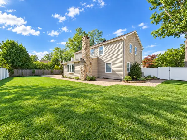 2 Teton PL, Lake Grove, NY 11755