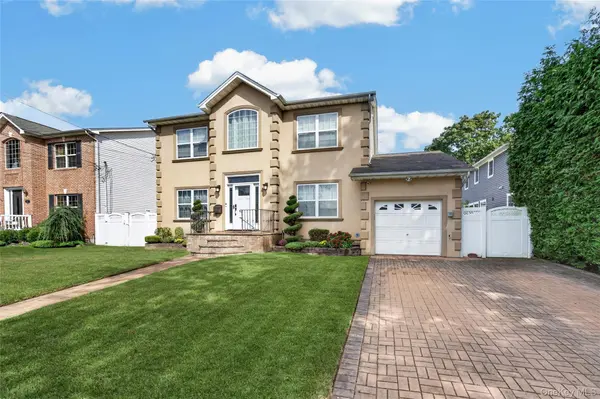 1001 Orion CT, Merrick, NY 11566