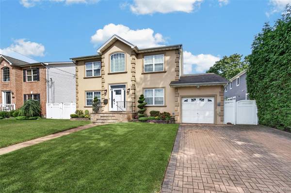 1001 Orion CT, Merrick, NY 11566