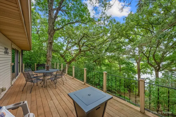 208 N Shore DR, Oakwood Hills, IL 60013