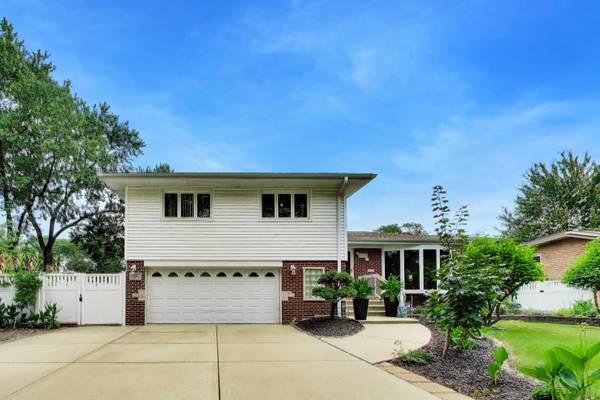 911 S Elmhurst RD, Mount Prospect, IL 60056