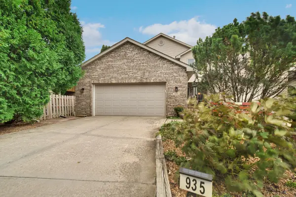 935 High Meadow DR, Crown Point, IN 46307