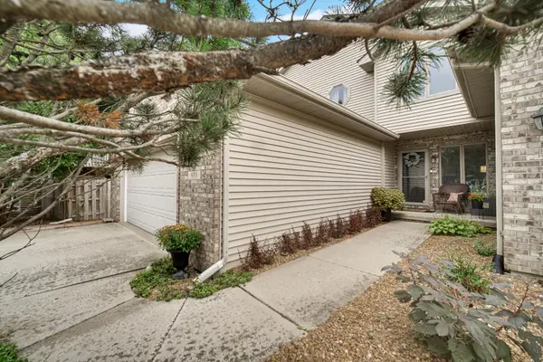 935 High Meadow DR, Crown Point, IN 46307