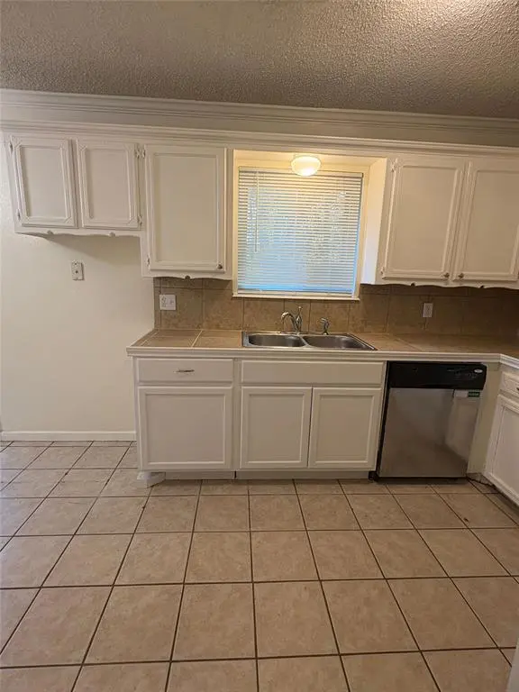 808 Catherine DR, Noble, OK 73068