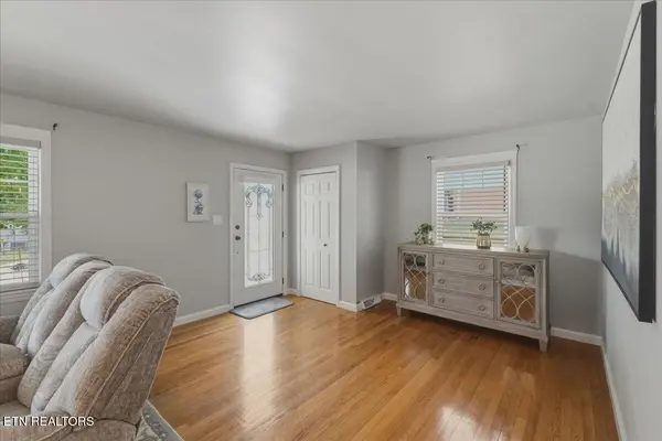 217 W Hicks St, Clinton, TN 37716
