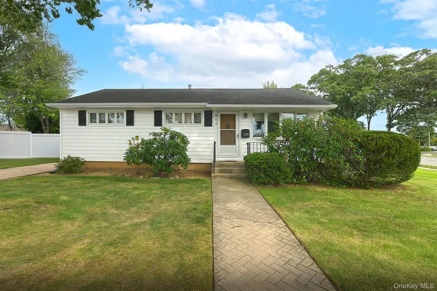 654 Carlyle AVE, Franklin Square, NY 11010