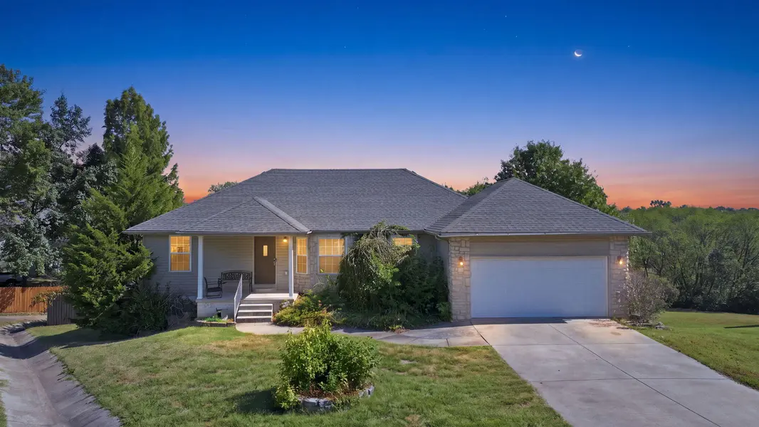 237 W Canyon CT, Nixa, MO 65714